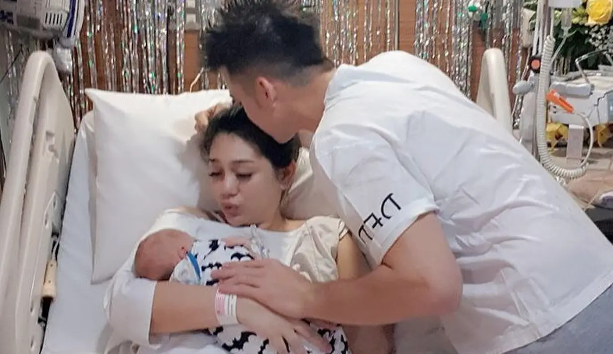 "Daddy: " km jangan kurus lagi udah begitu aja " tulis Celine sebagai keterangan fotonya. Sedangkan sang istri Celine ngotot ingin segera menguruskan badannya. "gak ah dad aku mau kurusin badan cepet2". (Instagram/stefannwilliam)