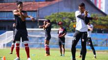 Kiper anyar PSM pinjaman dari Persib, Imam Arief Fadillah (kanan). (Bola.com/Abdi Satria)