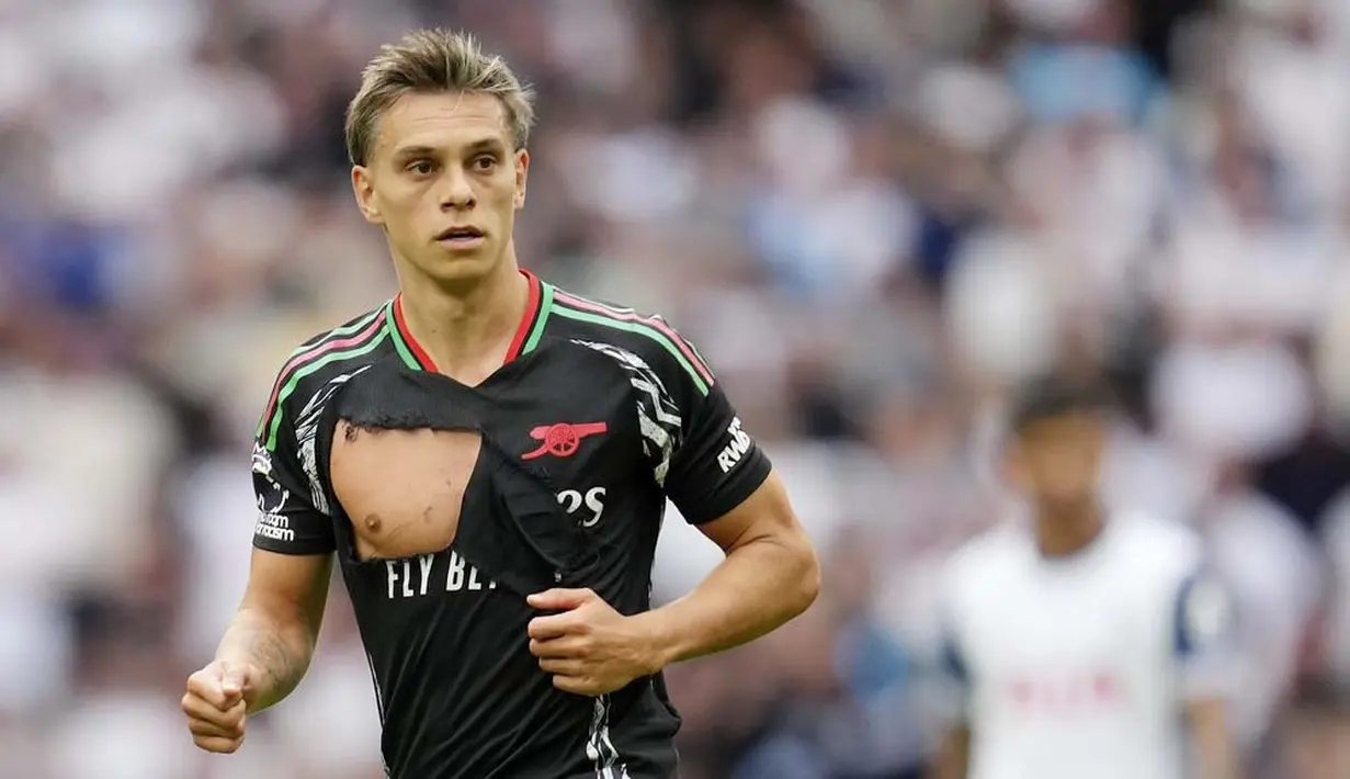 Jersey pemain Arsenal, Leandro Trossard, tampak robek saat berhadapan dengan Tottenham Hotspur pada laga pekan keempat Premier League 2024/2025 di Tottenham Hotspur Stadium, Minggu (15/9/2024). (AP Photo/Kin Cheung)