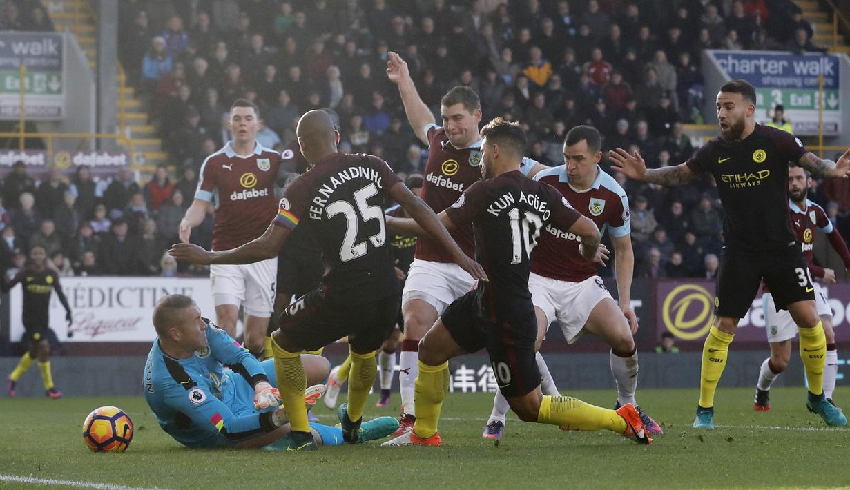 Pemain Manchester City, Sergio Aguero, saat mencetak gol pertama ke gawang Burnley dalam laga Premier League di Stadion Turf Moor, Sabtu (26/11/2016). (Action Images via Reuters/Carl Recine)