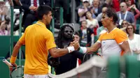 Novak Djokovic (kiri) dan Rafael Nadal (kanan) bersalaman usai bertanding keras di semifinal Monte Carlo Masters  (REUTERS/Jean-Paul Pelissier) 