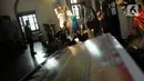 Pengunjung melihat ornamen Kisah kelahiran Yesus di dalam Gereja Katedral, Jakarta, Selasa (19/12/2023). (merdeka.com/Imam Buhori)
