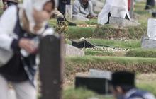 Urutan & Tata Cara Doa Ziarah ke Makam Orang Tua, Lengkap Disertai Artinya