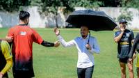Manajer ad Interim Arema, Ali Rifki  sering mendampingi tim dan memberikan hadiah dari kantong pribadinya. (Bola.com/Iwan Setiawan)