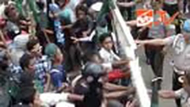 Mahasiswa Serbu Kantor Wali Kota Bima