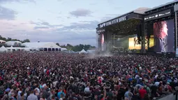 Ribuan penonton menyaksikan aksi panggung Metallica saat tampil di Festival d'ete de Quebec di Quebec City, Kanada (14/7). Ribuan penonton terhibur dengan aksi panggung band metal tersebut. (AFP Photo/Alice Chicheby)
