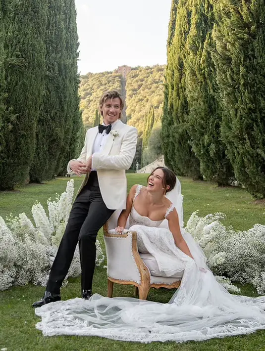 Tak tanggung-tanggung, pemeran Strangers Things itu kenakan empat gaun sekaligus di hari pernikahan [@milliebobbybrown]