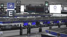 Area tiket kosong terlihat di Bandara Internasional Narita, Tokyo, Selasa siang (1/6/2021). Keadaan darurat di Tokyo, Osaka, dan prefektur lainnya pekan lalu diperpanjang hingga 20 Juni karena kasus COVID-19 terus membuat sistem medis di bawah tekanan. (AP Photo/Eugene Hoshiko)