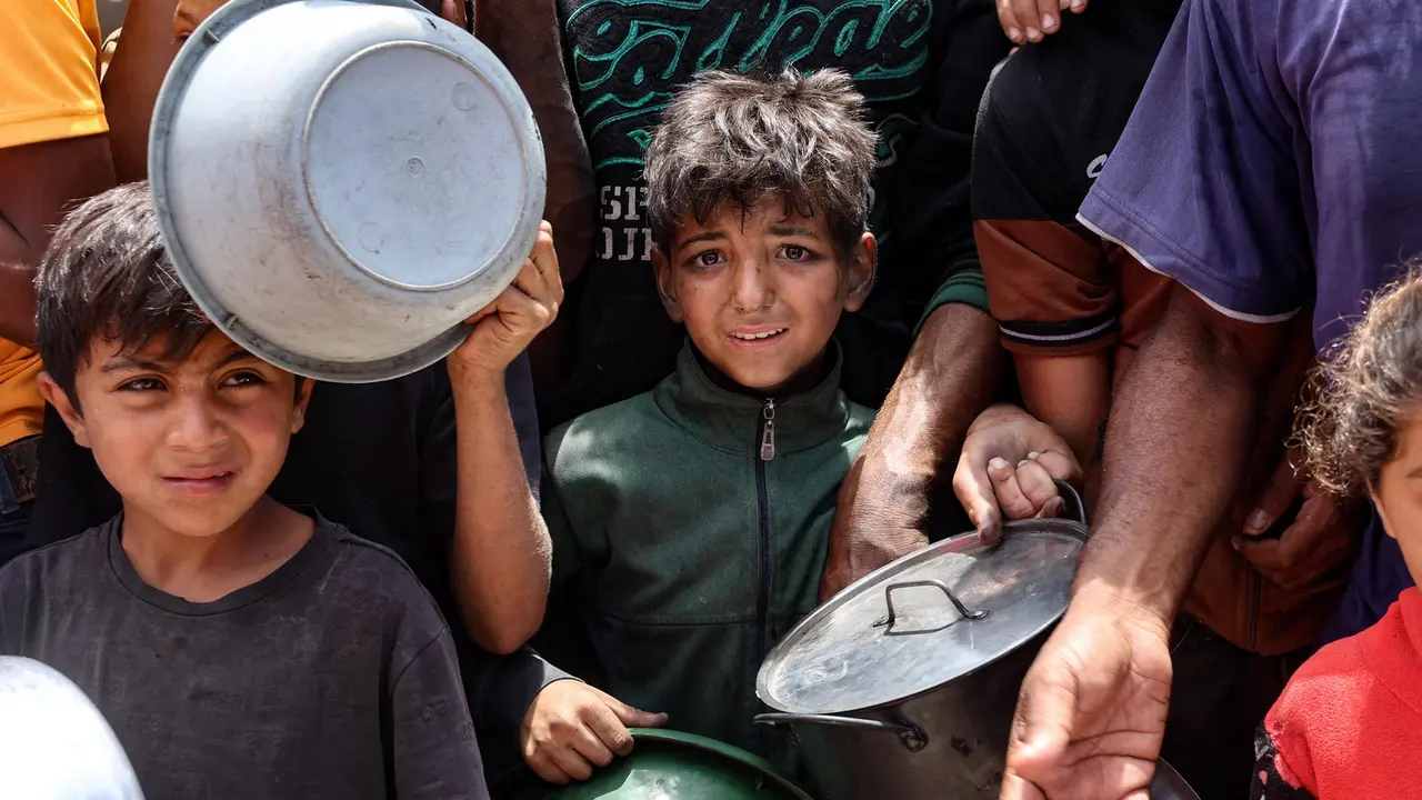 Kelaparan, Anak-anak Gaza Antre untuk Dapat Makanan