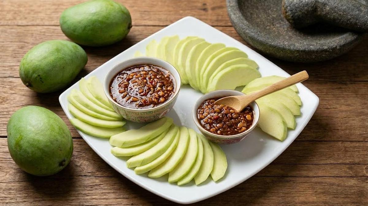 Resep Rujak Mangga Muda dengan Bumbu Pedas Manis.