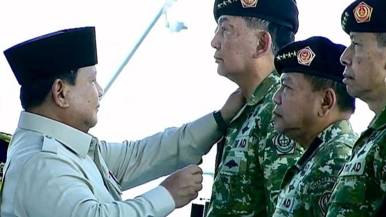 VIDEO: Langkah Prabowo Terhenti! Langsung Pegang Kepala Cak Imin & Ketua DPD Rapikan Baret TNI