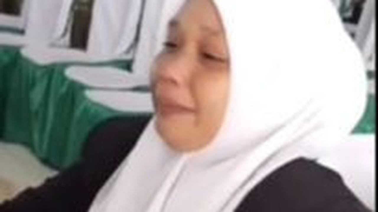Mahasiswi Menangis saat Sedang Sidang