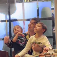 Momen pertemuan Stefan William bersama anaknya. [Foto: Tiktok.com/Marvin]