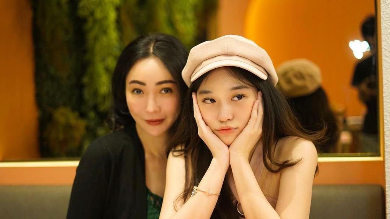 6 Potret Kompak Livy Renata dan Sang Mama, Bak Kakak Beradik