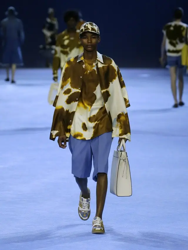 Eksplorasi Gaya Kasual dan Formal Tanpa Batas dalam Koleksi FENDI Men's Spring/Summer 2023