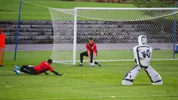 Kiper Timnas Indonesia, Emil Audero, mengikuti latihan perdana untuk persiapan laga Kualifikasi Piala Dunia 2026 zona Asia di Bali United Training Center (BUTC) Kabupaten Gianyar, Senin (26/5/2025). (Bola.com/Alit Binawan)