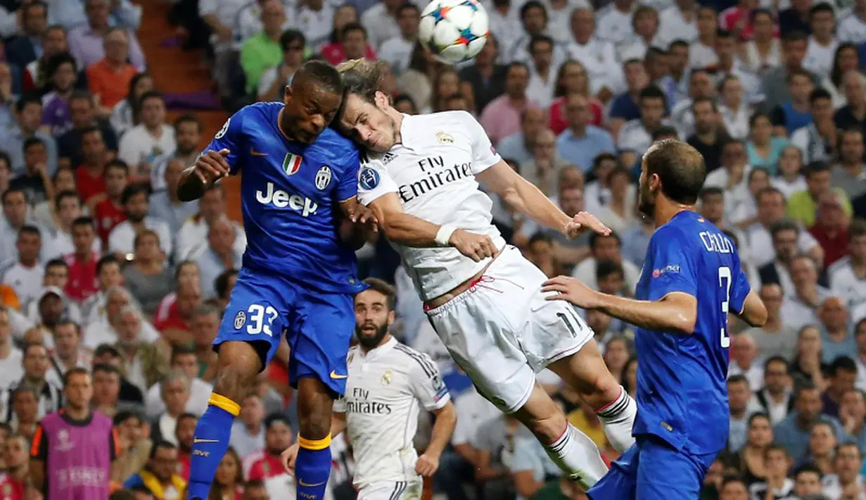Duel Gareth Bale (kanan) dan Patrice Evra. (Reuters / Paul Hanna)
