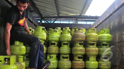 Seorang pekerja tampak sedang merapikan tabung gas elpiji, Jakarta, Sabtu (28/2/2015). Kelangkaan gas 3 kg  di beberapa daerah  terjadi nyaris bersamaan dengan kenaikan harga beras. (Liputan6.com/Yoppi Renato)