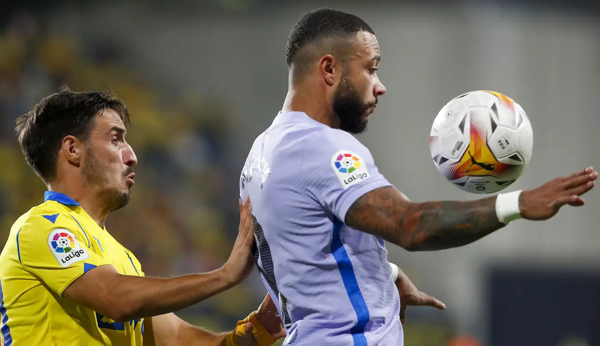Dominasi permainan barulah berubah di setengah babak pertama. Barcelona tercatat memiliki penguasaan bola sebesar 76 persen. Namun, Memphis Depay dkk tidak mampu menciptakan peluang berbahaya hingga waktu turun minum. (AP/Miguel Morenatti)