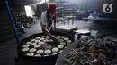 Pekerja menyelesaikan pembuatan kue bulan di Industri Rumahan Kue Bulan Putri Lauw, Pondok Sentul, Ciater, Tangerang Selatan, Selasa (10/11/2020). Pada masa pandemi sekarang, produksi kue tradisional khas Tionghoa tersebut menurun sesuai pesanan pembeli. (merdeka.com/Dwi Narwoko)