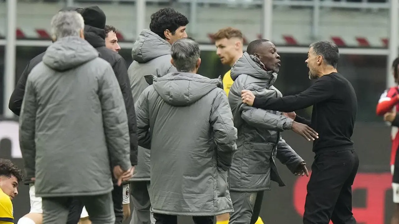 Sergio Conceicao dan Davide Calabria berseteru usai laga AC Milan vs Parma di San Siro, Minggu (26/01/2025). (c) AP Photo/Luca Bruno