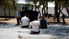 Sejumlah imigran melaksanakan salat pada hari pertama bulan Ramadan, di kamp pengungsian milik pemerintah Yunani di Schisto, Athena, Senin (6/6). Para imigran itu membuat masjid darurat di sebuah halaman terbuka. (REUTERS/Alkis Konstantinidis)