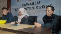 Ketua Bawaslu Kudus Wahibul Minan bersama anggota Bawaslu lainnya saat menggelar pertemuan media terkait temuan pelanggaran Pemilu. (Liputan6.com/Arief Pramono)