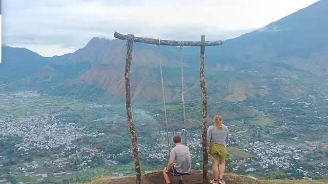 Pemandangan dari Bukit Pergasingan di Lombok NTB. (Dok: IG @bukit_pergasingan https://www.instagram.com/p/DE45r4kSlwd/?img_index=2&igsh=MTZqM3FpdDQzYmE3Mg==)