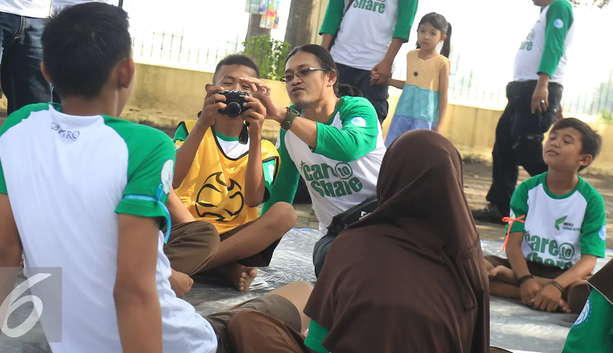 Anggaota Jurnalis Joran Indonesia memberikan pelatihan Jurnalistik kepada siswa Pamarican 2, Serang Baten, Sabtu (28/5). Gerakan ini dilakukan di SDN Pamarican 2 Serang, Banten dan situs budaya Tasikardi. (Liputan6.com/Angga Yuniar)