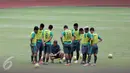 Asisten Pelatih Timnas Indonesia, Wolfgang Pikal memberi arahan saat latihan jelang leg 1 Semifinal Piala AFF 2016 melawan Vietnam di Stadion Pakansari, Bogor, Selasa (29/11). Indonesia melakukan latihan tertutup. (Liputan6.com/Helmi Fithriansyah)