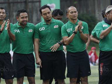 Mantan pemain Timnas Indonesia saat memberikan pelatihan kepada pesepak bola cilik di Lapangan Simprug, Jakarta, Sabtu (16/12/2017). Legenda sepak bola Indonesia ikut berpartisipasi pada MILO Football Clinic Day. (Bola.com/M Iqbal Ichsan)