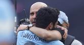 Pelatih Manchester City, Pep Guardiola (kiri) menangis sambil memeluk kapten timnya Ilkay Gundogan saat merayakan kemenangan atas Manchester United pada final Piala FA di Stadion Wembley di London, Sabtu 3 Juni 2023. (AP Photo/Dave Thompson)