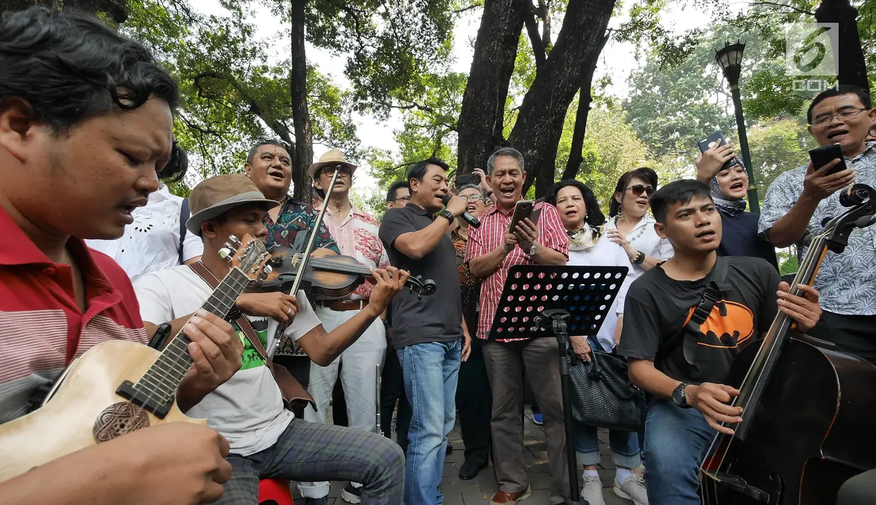 Kepala Staf Kepresidenan Moeldoko bernyanyi saat merayakan ulang tahunnya yang ke-61 di Taman Suropati, Jakarta, Minggu (8/7). Moeldoko merayakan momen pergantian tahunnya bersama istri dan keluarga. (Liputan6.com/Herman Zakharia)
