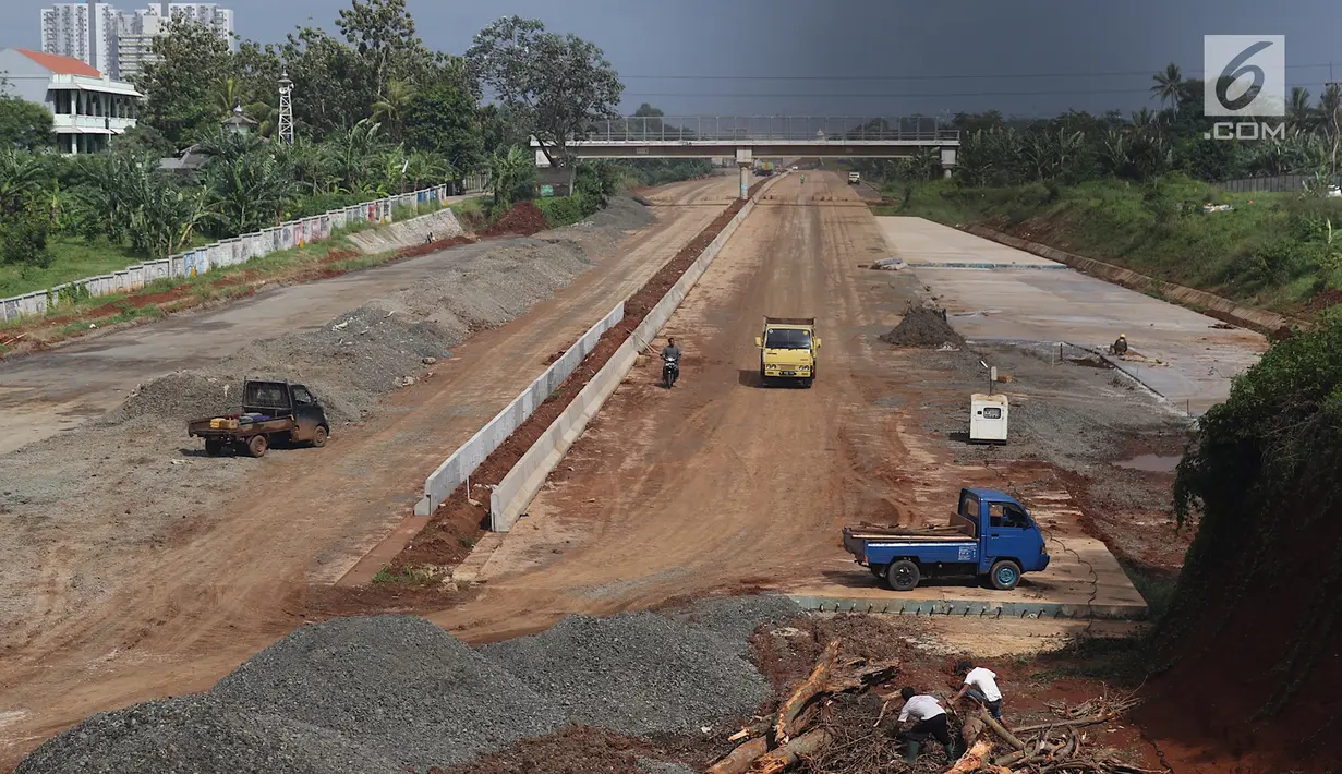 Sejumlah kendaraan lalu lalang di sekitar proyek pengerjaan Jalan Tol Cijago, Depok, Jawa Barat, Senin (19/2). Hingga akhir 2018, diharapkan panjang tol baru yang dimiliki Indonesia sejak Oktober 2014 mencapai 1.183 km. (Liputan6.com/Immanuel Antonius)