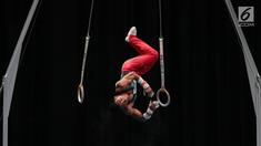 Atlet timnas Indonesia Dwi Samsul Arifin melakukan lompatan saat beraksi dalam Sea Games 2017 di Mitec, Kuala Lumpur, Malaysia, Selasa (22/8). Dwi berhasil mendapatkan medali perunggu dengan skor 13.100. (Liputan6.com/Faizal Fanani)