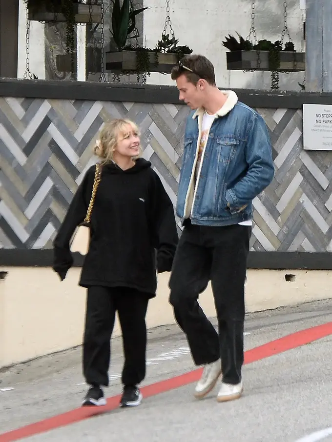 Gaya Serasi Shawn Mendes dan Sabrina Carpenter saat Kepergok Jalan Bareng, Fix Pacaran?