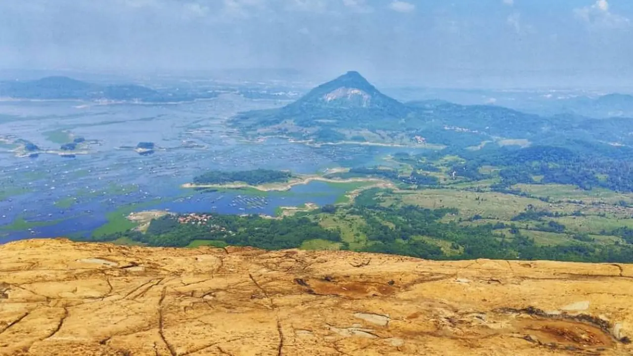 Menikmati Keindahan Pesona Gunung Lembu, Puncak Menawan Dengan Latar Waduk Jatiluhur