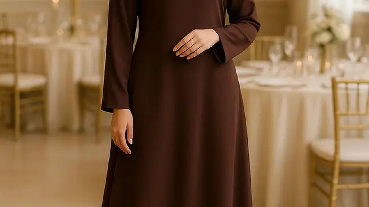 8 Inspirasi Gamis Polos dengan Hijab Motif, Padu Padan Simpel tapi Memesona di 2025