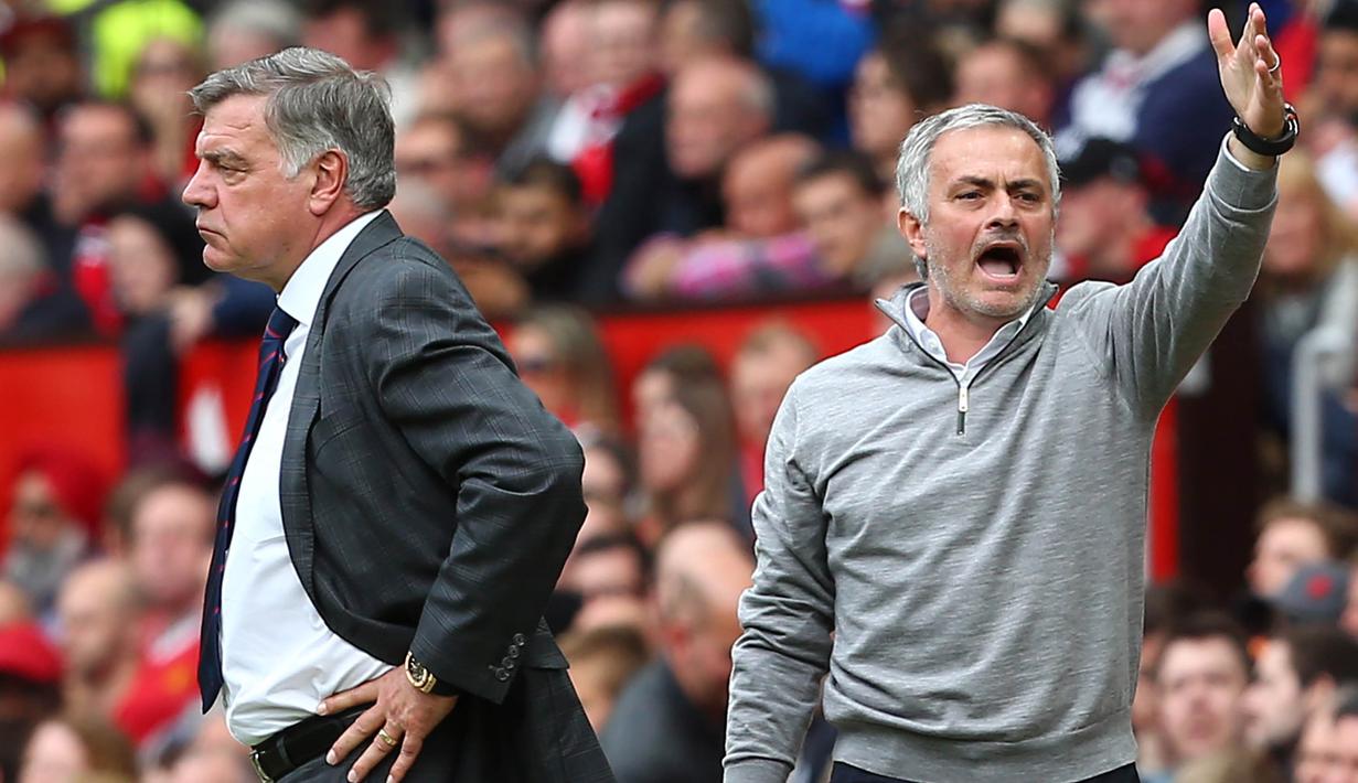 Pelatih Manchester United, Jose Mourinho, memberikan instruksi saat melawan Crystal Palace pada laga Premier League di Stadion Old Trafford, Inggris, Minggu (21/5/2017). MU menang 2-0 atas Palace. (EPA/Tim Keeton)