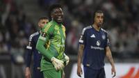 Ekspresi kiper Manchester United, Andre Onana dalam laga leg 1 perempat final Liga Europa 2024/2025 melawan Lyon di Parc Olympique Lyonnais Groupama stadium, Decines-Charpieu, Prancis. (AP Photo/Thibault Camus)