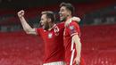 Gelandang Polandia, Jakub Moder (kanan) merayakan gol yag dicetaknya ke gawang Inggris bersama bek Maciej Rybus dalam laga lanjutan Kualifikasi Piala Dunia 2022 Zona Eropa Grup I di Wembley Stadium, London, Rabu (31/3/2021). Polandia kalah 1-2 dari Inggris. (AP/Catherine Ivill/Pool)
