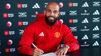 Bryan Mbeumo ketika meneken kontrak sebagai pemain baru Manchester United mulai musim 2025/2026 (Dok. Official Manchester United)