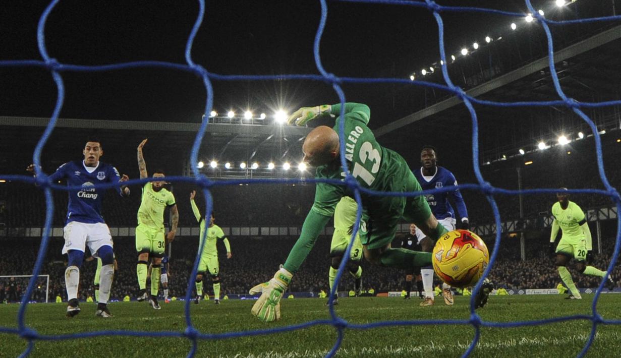 Pemain Everton, Ramiro Funes Mori (kiri) mencetak gol ke gawang Manchester CIty yang dijaga Willy Caballero (tengah) pada leg pertama semi-final Piala Liga Inggris di Stadion Goodison Park, Liverpool, Rabu (6/01/2016). (AFP Photo/Paul Ellis)