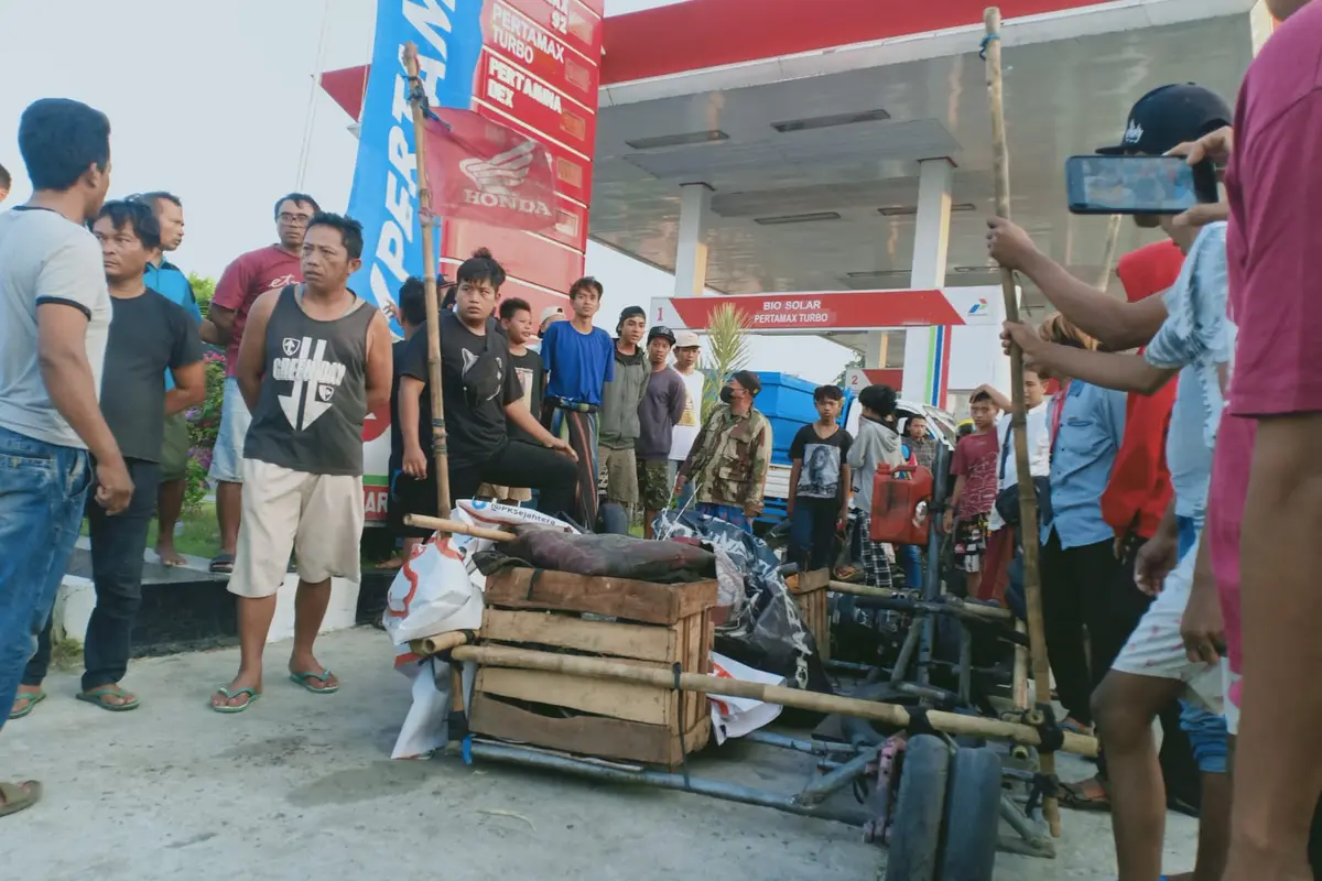 Petugas ketika mengamankan pelaku dan barang bukti di lokasi kejadian pengeroyokan anak punk di Tuban. (Adirin/Liputan6.com).