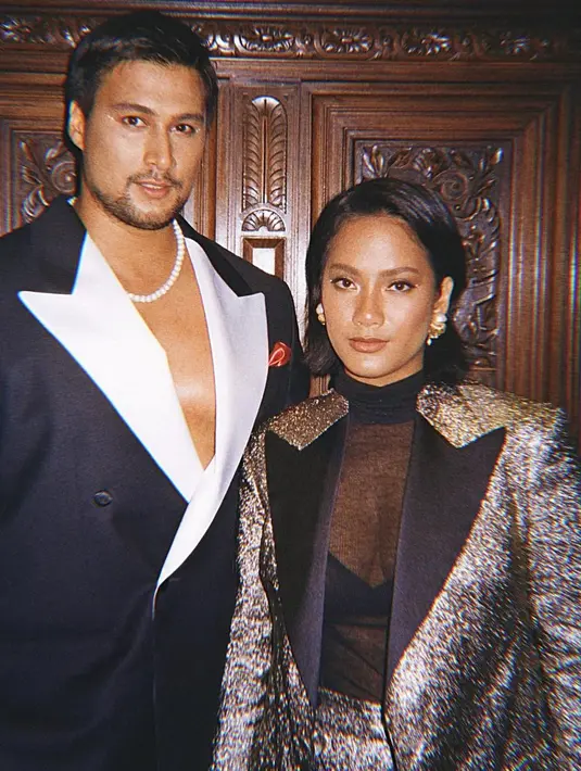 Groom’s Angels tampil berbeda dengan setelan glitter yang tak kalah memesona (Foto: Instagram @tarabasro)