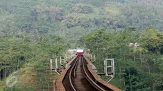 Kereta melintasi Jembatan Cikubang, Cipatat, Kabupaten Bandung Barat, 5 Juli 2016. Jembatan Cikubang sepanjang 300meter ini merupakan jembatan kereta terpanjang di Indonesia dan menghubungkan Bandung dengan Jakarta. (Liputan6.com/Immanuel Antonius)