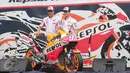 Pebalap Honda Marc Marquez dan Dani Pedrosa menunjukan motor baru Repsol Honda Team di Sentul, Jabar, Minggu (14/2/2016). Motor terbaru dengan no 93 tersebut nantinya akan digunakan dalam ajang motor GP di 2016.(Liputan6.com/Angga Yuniar)