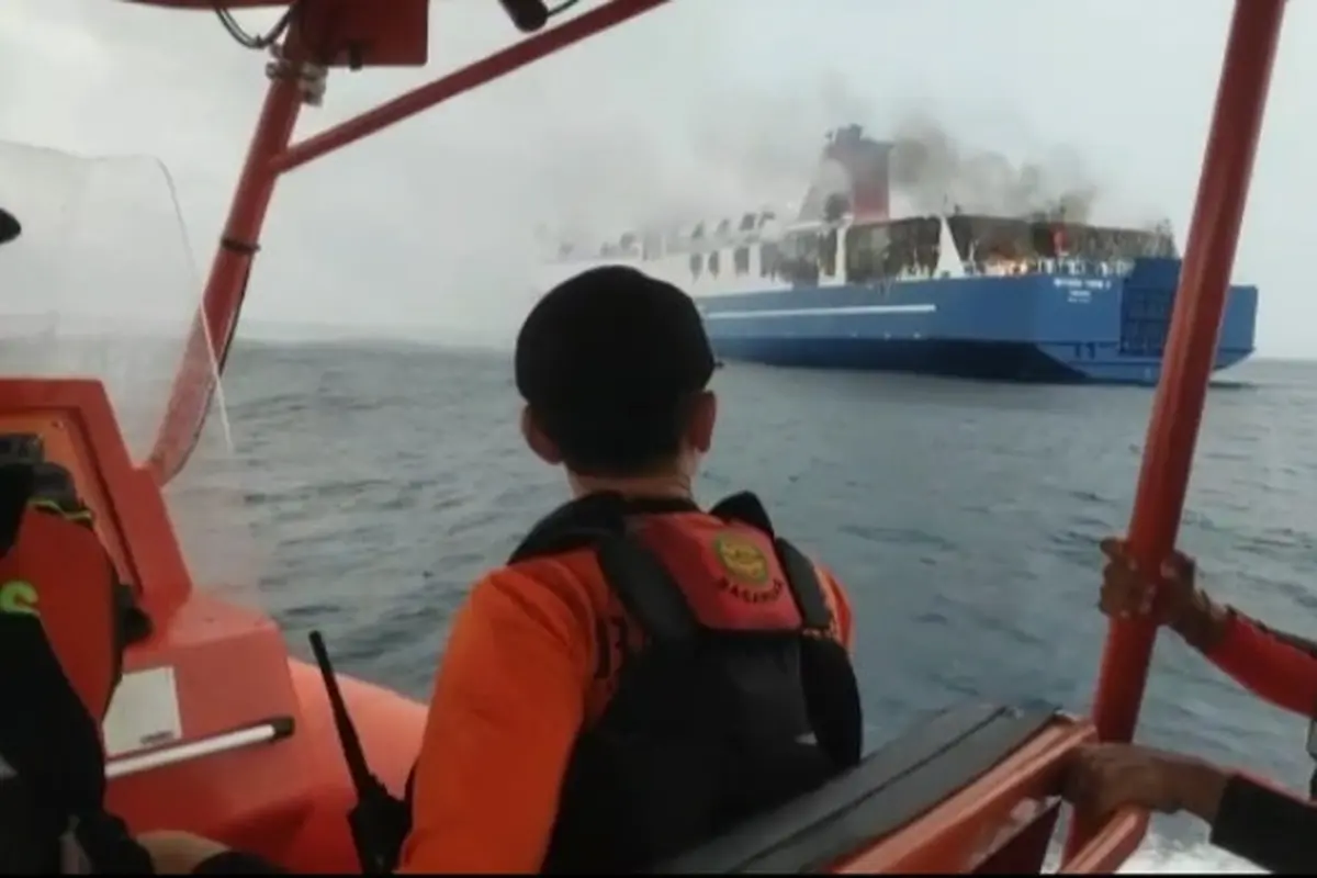 KMP Mutiara Timur 1 terbakar di perairan Selat Bali (Istimewa)