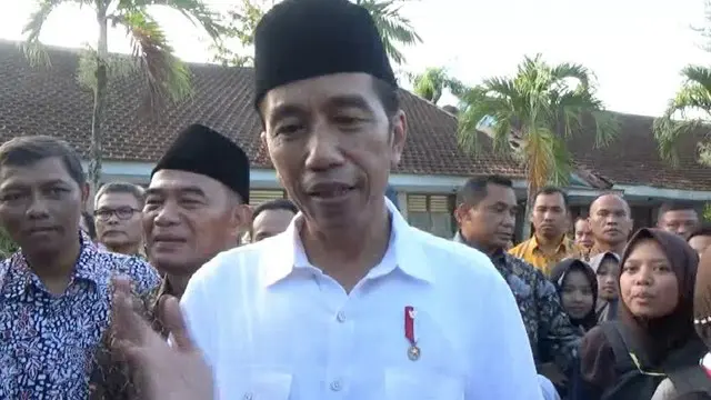 VIDEO: Jokowi Beri Bantuan Siswa yang Terkena Banjir di Pacitan