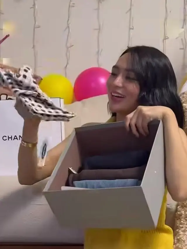 Potret Wika Salim saat membuka kado (Sumber: Instagram/wikasalim)